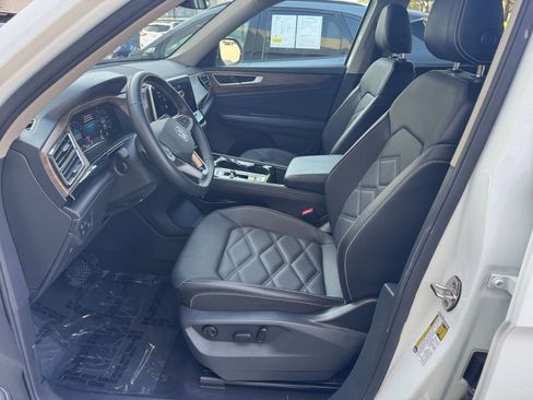 Used 2025 Volkswagen Atlas SE image 27