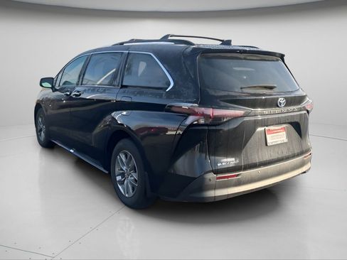 Used 2025 Toyota Sienna XLE image 6
