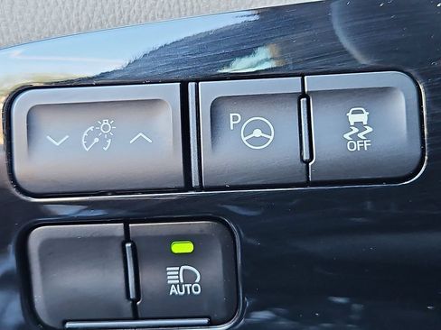 Used 2019 Toyota Prius LE AWD/4WD image 24