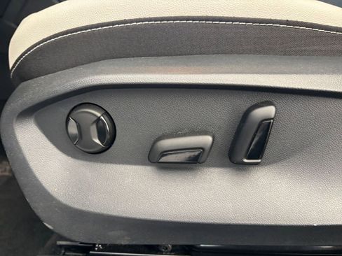 Used 2025 Volkswagen Taos SE image 22