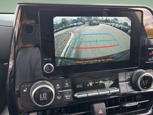 Used 2023 Toyota Highlander XLE FWD image 27