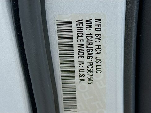 Used 2023 Jeep Grand Cherokee Laredo image 36