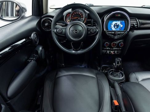 Used 2021 MINI Cooper 4-Door Hardtop image 3