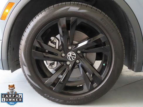Certified 2024 Volkswagen Tiguan SE R-Line image 30