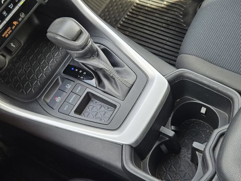 Used 2022 Toyota RAV4 LE image 16