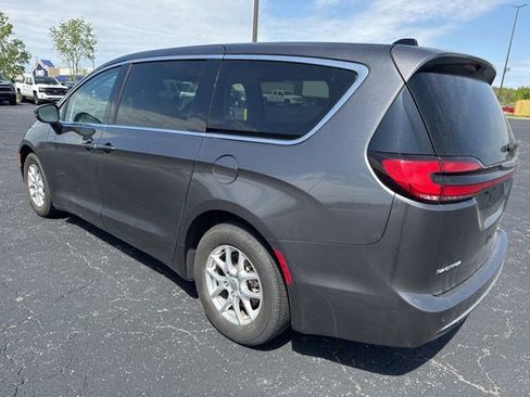 Used 2023 Chrysler Pacifica Touring-L FWD image 5