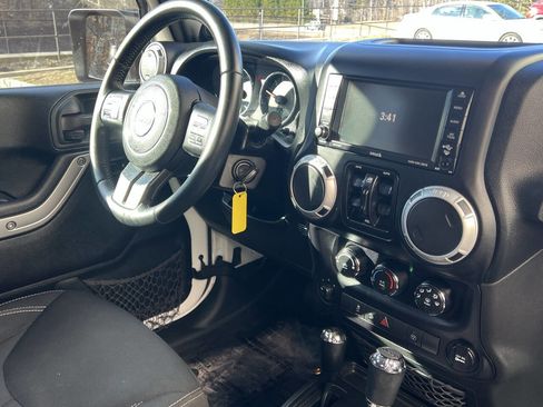 Used 2014 Jeep Wrangler Unlimited Sahara image 7