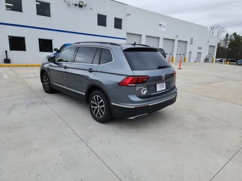 Used 2020 Volkswagen Tiguan SE w/ Panoramic Sunroof Package image 10