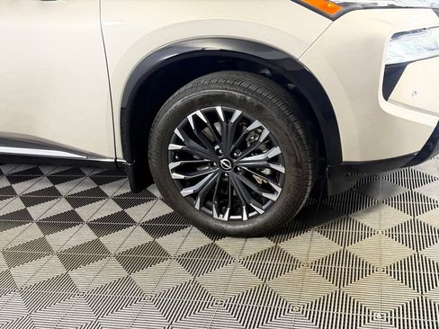 Used 2025 Nissan Rogue Platinum w/ Tech Package FWD image 8