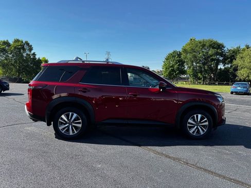 Used 2023 Nissan Pathfinder SL w/ Black Appearance Package AWD/4WD image 8