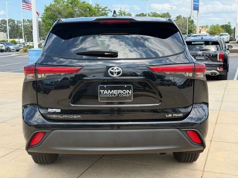 Used 2023 Toyota Highlander LE AWD/4WD image 3