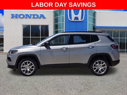 Used 2022 Jeep Compass Latitude AWD/4WD image 6