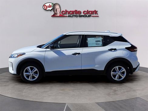 New 2025 Nissan Kicks Play S image 3