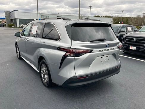 Certified 2024 Toyota Sienna XLE image 3