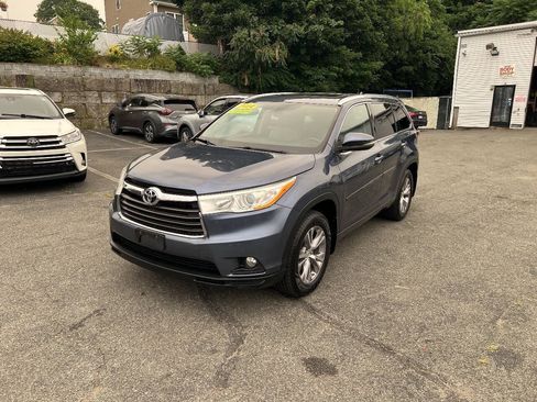 Used 2014 Toyota Highlander XLE AWD/4WD image 12