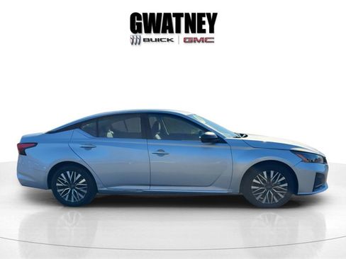 Used 2024 Nissan Altima 2.5 SV image 8