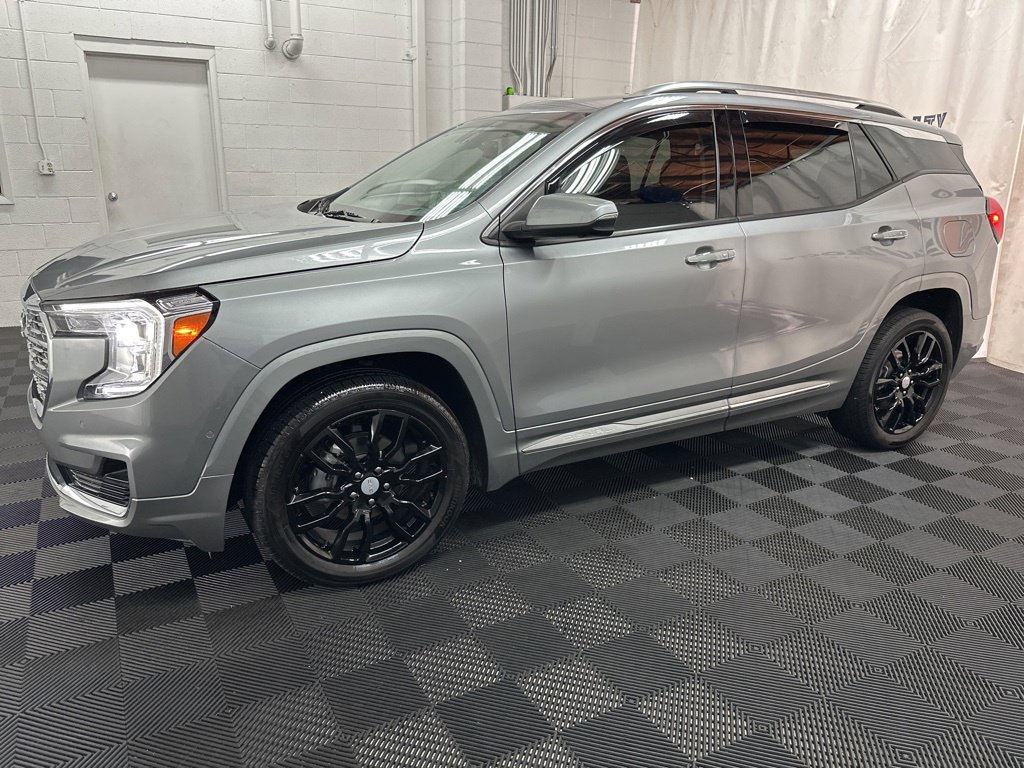 Used 2024 GMC Terrain Denali w/ Denali Premium Package AWD/4WD image 2