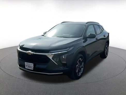 Used 2025 Chevrolet Trax LT w/ LT Convenience Package image 7