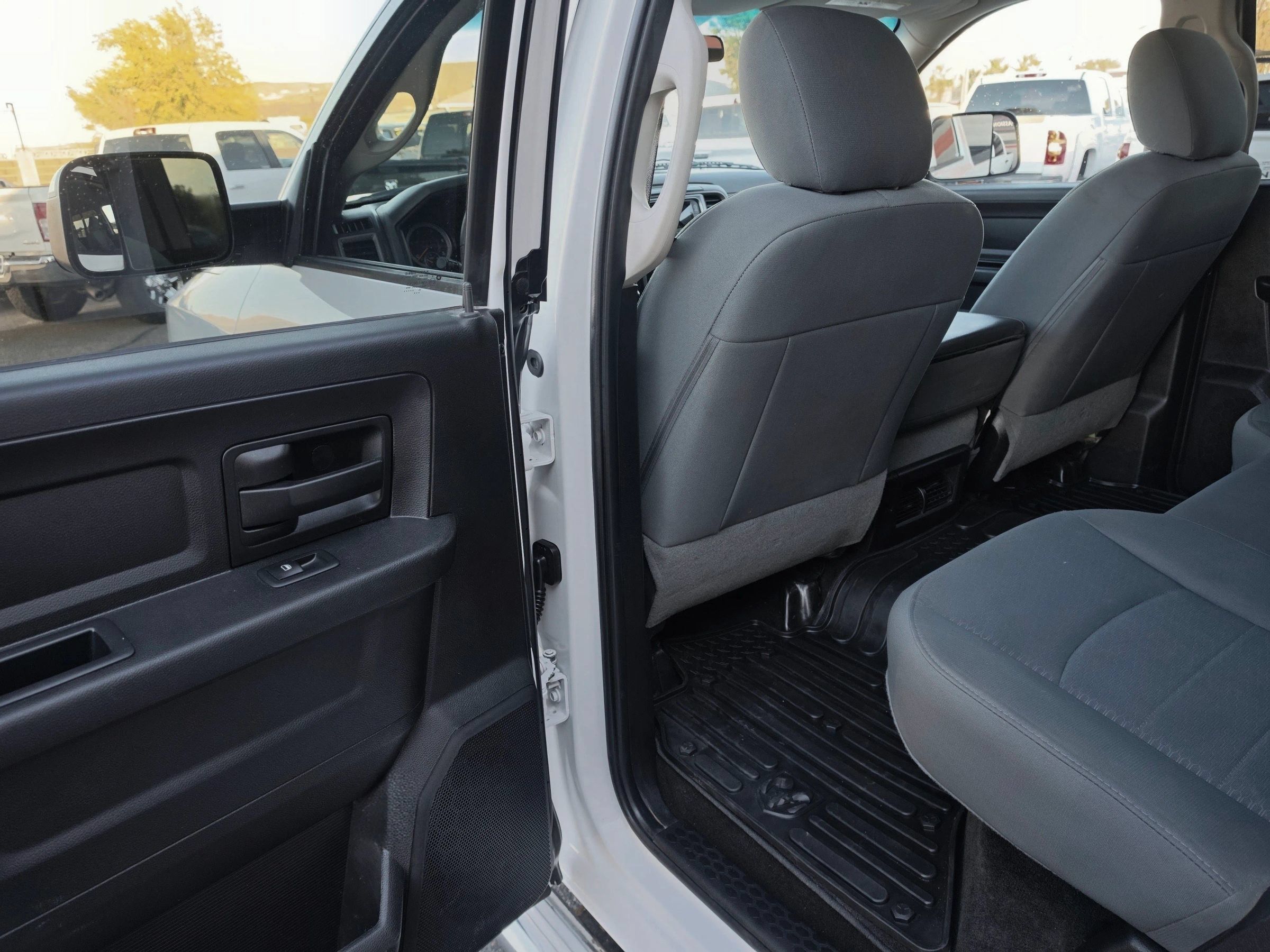 Used 2016 RAM 3500 Tradesman w/ Chrome Appearance Group AWD/4WD image 17