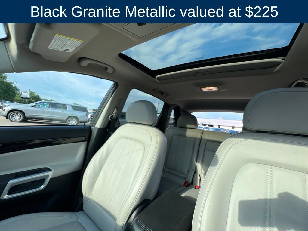 Used 2014 Chevrolet Captiva Sport LTZ FWD image 3