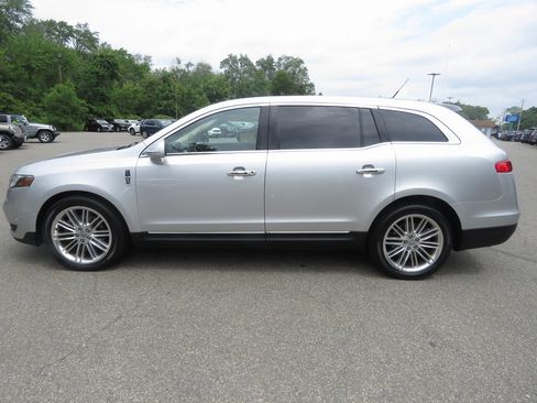 Used 2019 Lincoln MKT AWD image 9
