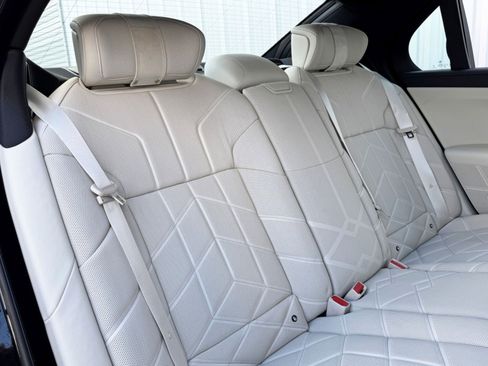 Used 2023 BMW i7 xDrive60 w/ Executive Package 2 image 45