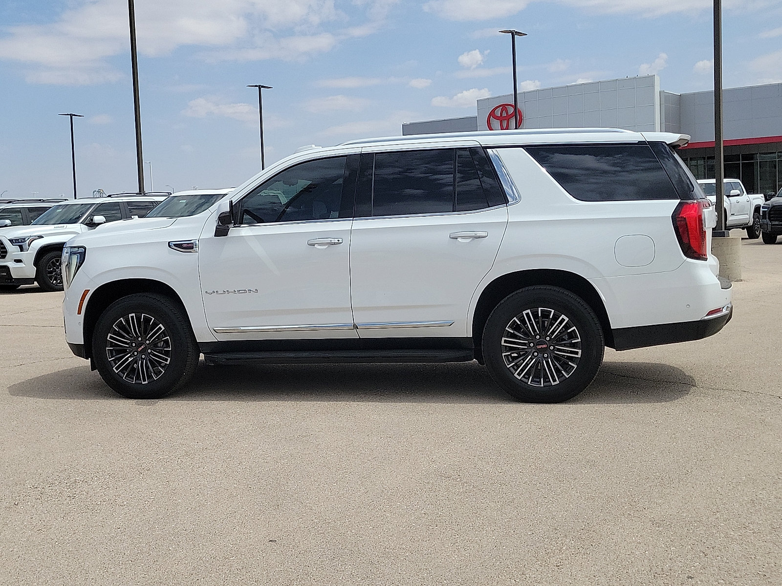 Used 2026 GMC Yukon Elevation w/ Elevation Premium Package AWD/4WD image 2