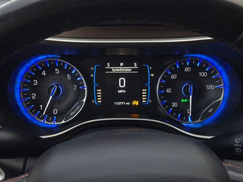 Used 2018 Chrysler Pacifica Touring-L image 33