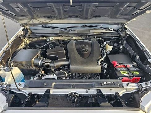Used 2018 Toyota Tacoma SR5 image 9