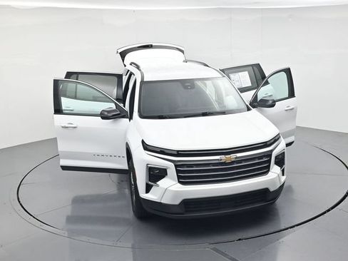 Used 2025 Chevrolet Traverse LT FWD image 54