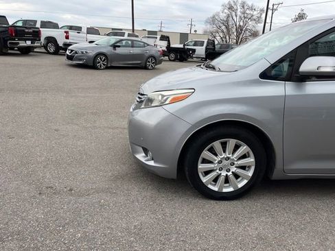 Used 2017 Toyota Sienna Limited image 6