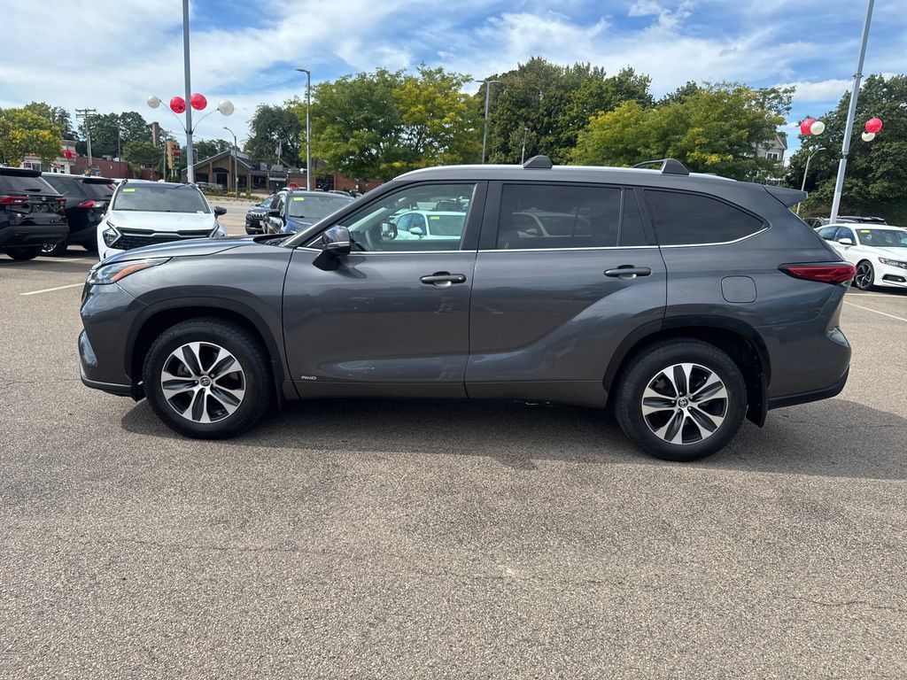 Used 2023 Toyota Highlander XLE AWD/4WD image 4