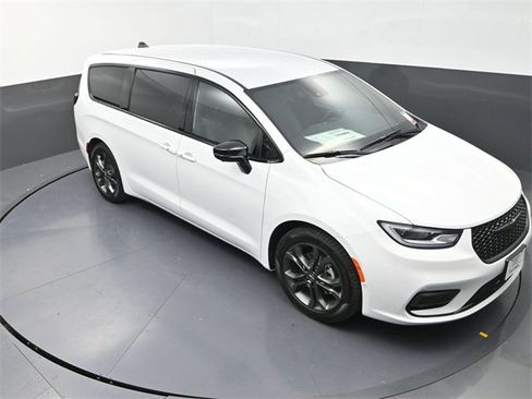 New 2026 Chrysler Pacifica Select image 9