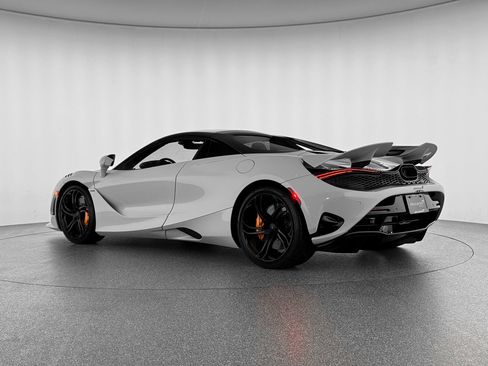 Used 2026 McLaren 750S Spider RWD image 3
