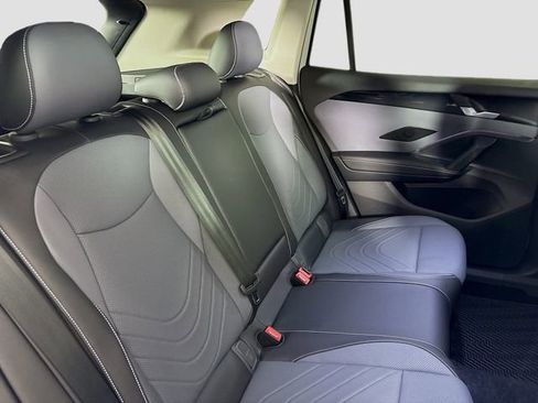 New 2025 Volkswagen Tiguan SE image 28