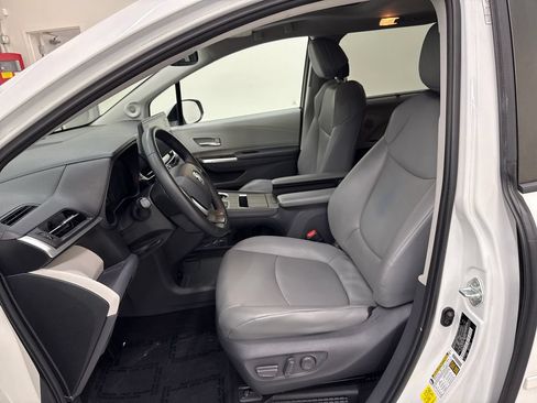 Used 2021 Toyota Sienna XLE w/ XLE Plus Package FWD image 13