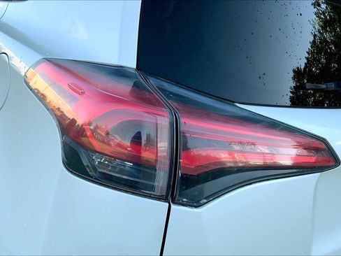 Used 2018 Toyota RAV4 Limited AWD/4WD image 28