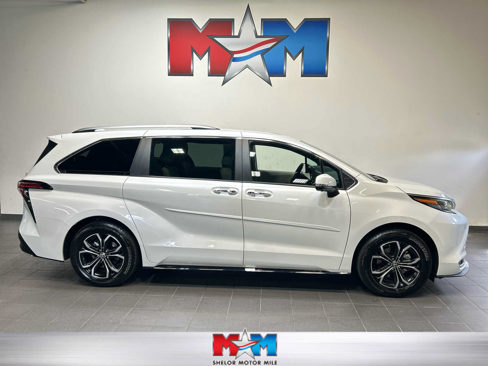 Used 2026 Toyota Sienna Platinum AWD/4WD image 1