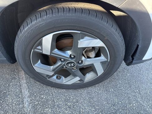 Used 2023 Hyundai Venue Limited image 4