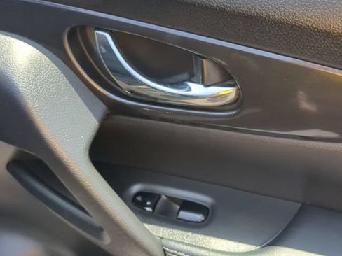 Used 2019 Nissan Rogue SV FWD image 34