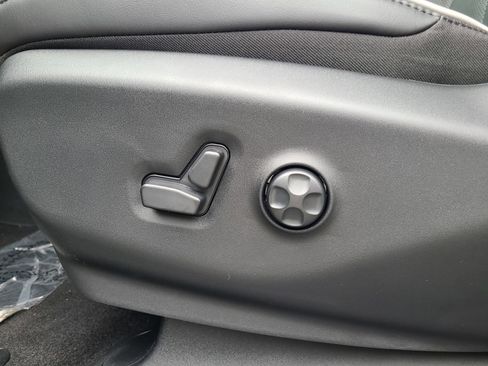 New 2023 Chrysler Pacifica Limited w/ Uconnect Theater Family Group image 16