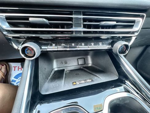 Used 2025 Chevrolet Traverse LT image 18