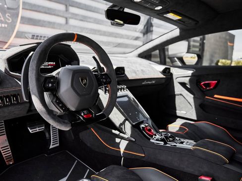 Used 2023 Lamborghini Huracan Sterrato image 2