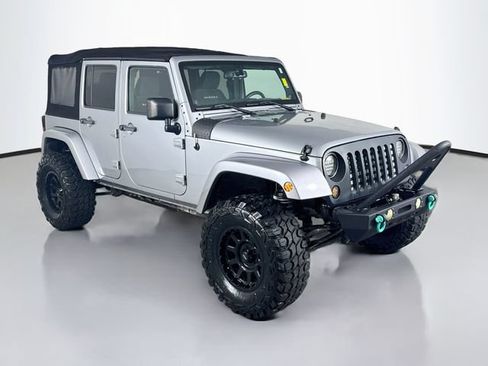 Used 2013 Jeep Wrangler Unlimited Sahara w/ Connectivity Group AWD/4WD image 3