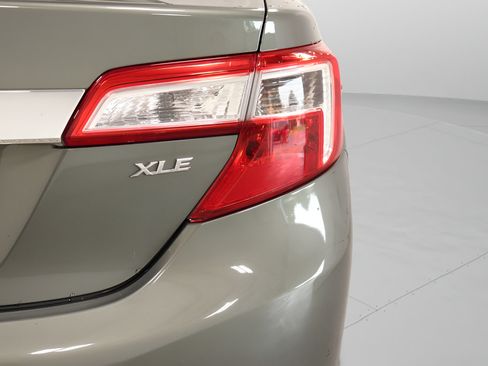 Used 2012 Toyota Camry XLE w/ Leather Pkg FWD image 9