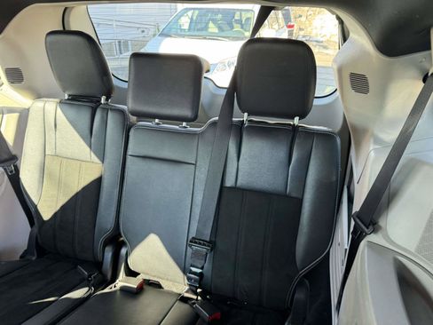 Used 2019 Dodge Grand Caravan SXT image 10