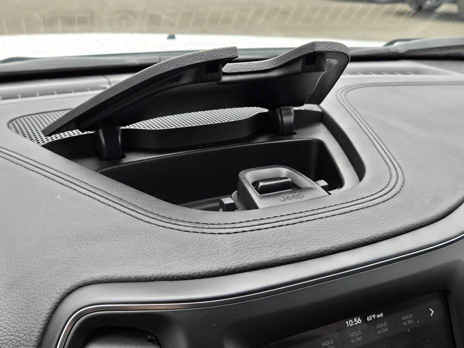 Used 2019 Jeep Cherokee Latitude w/ Popular Appearance Group AWD/4WD image 29