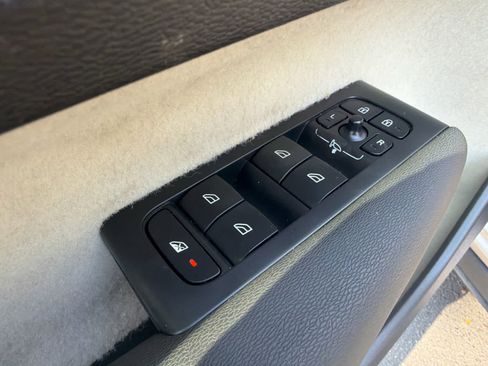 Used 2023 Volvo XC40 B5 Plus w/ Climate Package image 25