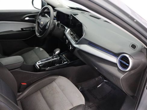 Used 2024 Chevrolet Trax LT FWD image 9