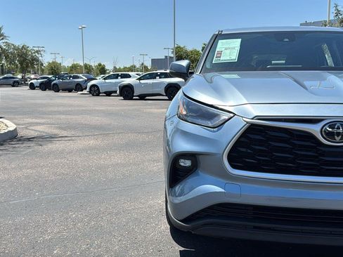 Used 2021 Toyota Highlander LE FWD image 3